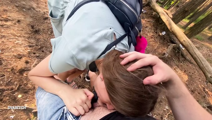 Genç (20+), Açık Havada Derin Boğaz Ve Boşalma Yutmanın Tadını Çıkarıyor