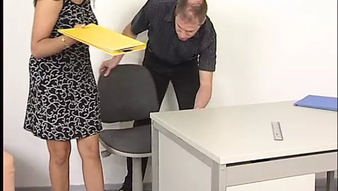 Baştan Çıkarıcı 18 Yaşındaki Kız Para Karşılığında Anal Zevk Alıyor