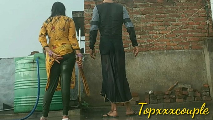 Amatör Asyalı Bhabhi Yağmur Banyosu Yapıyor