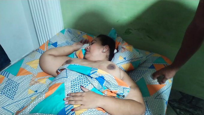 Genç (18+) Olgun Bir Kadınla Sertleşiyor