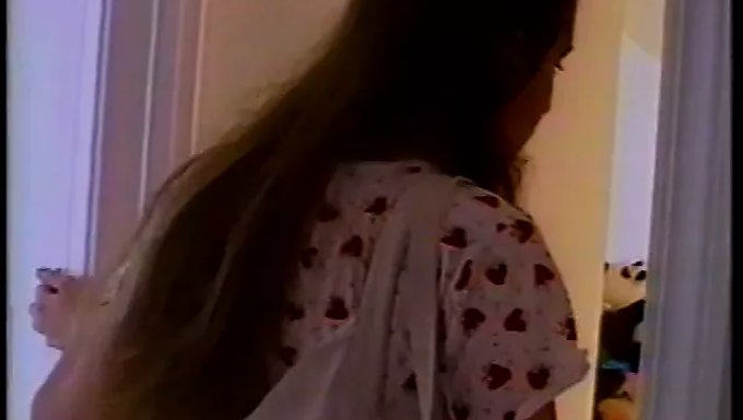 Küçük Göğüslü 18+ Genç, Parmaklama Ve Dildo Oyununun Tadını Çıkarıyor