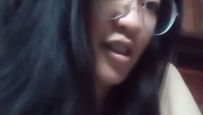 Esmer Asyalı Tek Başına Videoda Mastürbasyon Yapıyor Ve Tahrik Ediyor