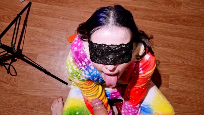 Ilk Kez Blowjob Yapan Kız, Yarrağı Emiyor Ve Spermleri Yutuyor