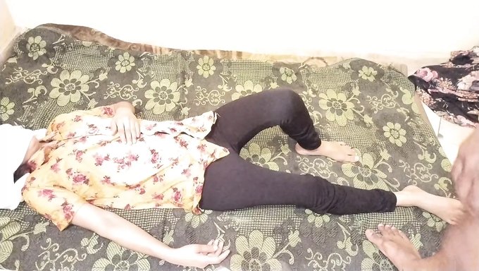 Büyük Hintli (18+) Göğüsleri Cowgirl Pozisyonunda Sikildi Ve Boşaldı