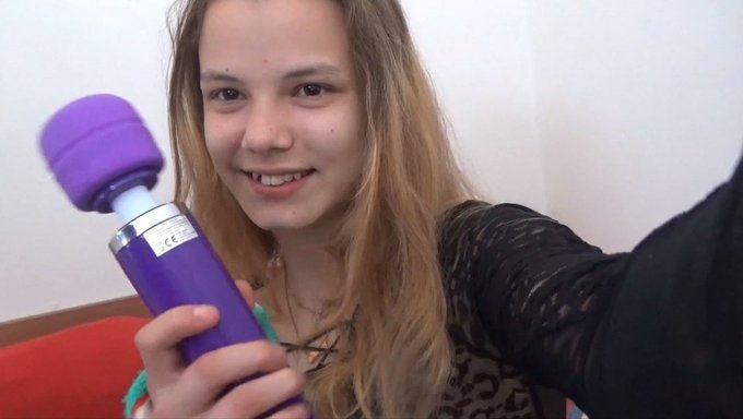 18 Yaşındaki Alman Genç, Küçük Göğüslü Sikişten Creampie Alıyor