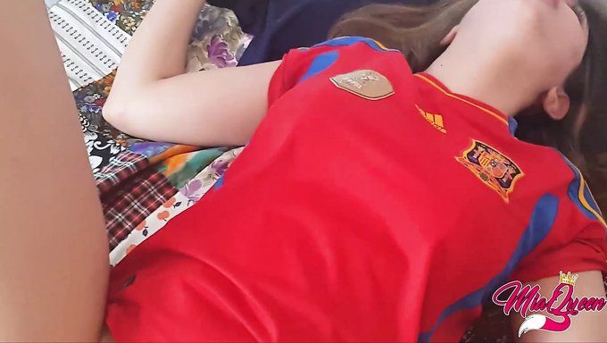 Bu Avrupa Porno Videosunda Genç Kız Büyük Bir Yarrağa Karşı Bekaretini Kaybediyor