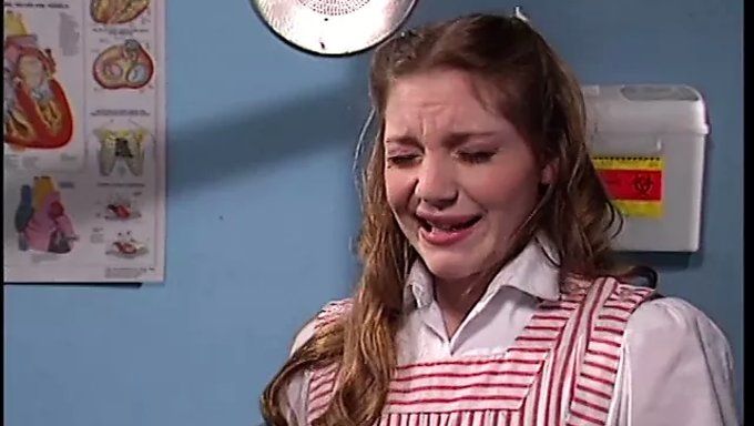 18+ Genç (18+) Pembe Kız Büyük Bir Yarrağa Sakso Çekiyor