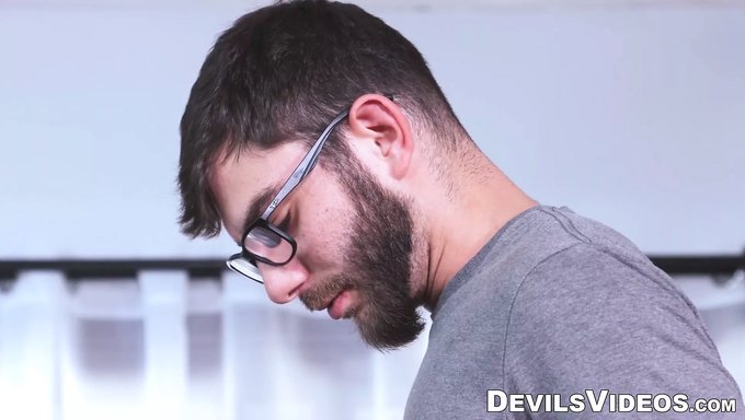 Olgun Anne Ve Kızı, Üvey Annenin Erkek Arkadaşıyla Birlikte Oluyorlar