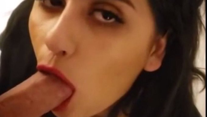 Genç 18+ Müslüman Kız Büyük Yarrağı Emiyor Ve Boşalıyor
