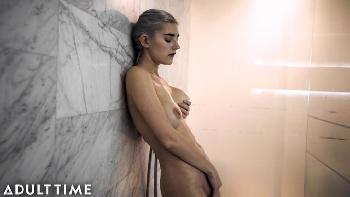 Eva Elfie'Nin Doğal Ve Yakın Çekim Duş Pornosuyla Koltuk Seansı