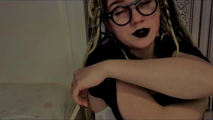 Büyük Popolu Bebek Foxie, Duygusal Bir El Işi Ve Dildo Oyunu Yapıyor