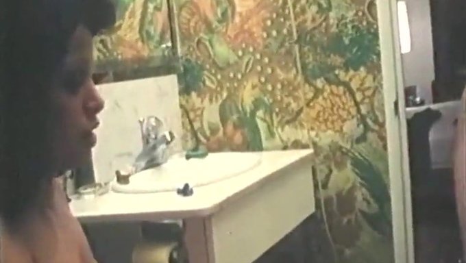 Vintage, Acımasız Ve Tuhaf Bir Dokunuşla Sert Bir Şekilde Beceriliyor