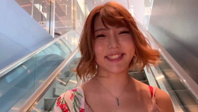 Büyük Popolu Japon Kadın, Tuvalette Oral Ve Vajinal Penetrasyon Dahil Olmak Üzere Cinsel Aktiviteye Giriyor Ve Boşalma Tüketiyor