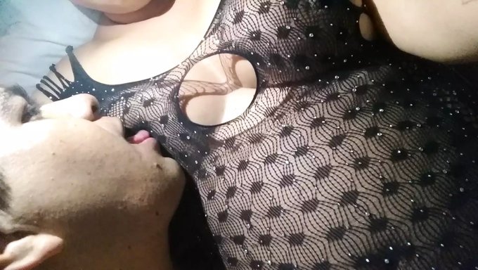 Bu Milf Videosunda Büyük Göğüsleri Ve Klitorisi Dikkat Çekiyor