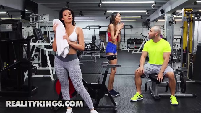 Büyük Göğüsler Ve Büyük Yarak Yakın Çekim Aldatma Videosunda