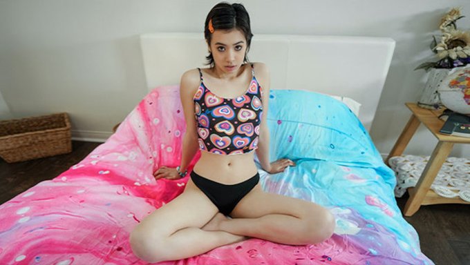 Ince Asyalı Güzellik Asia Rivera, Hırsızlıktan Yargılanıyor Ve Devasa Bir Blowjob Tazminatı Sunuyor.