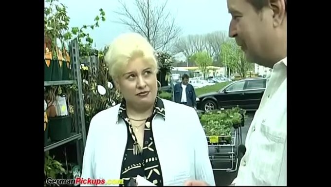 Alman Milf, Kocaman Memeleriyle Göt Deliğini Iyice Açtırıyor.