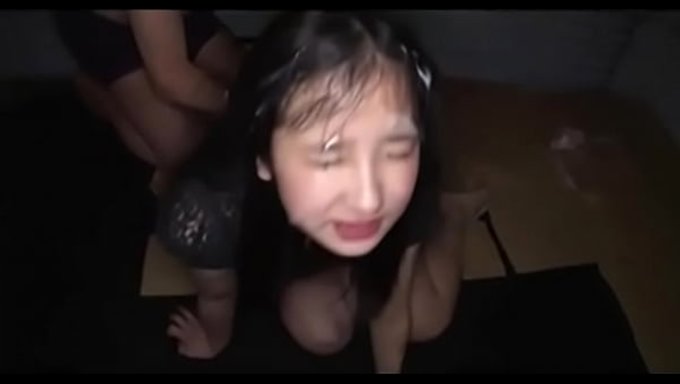 Ateşli Bir Kız, Japonya'Da Bir Sürü Sert Aletli Herifle Karşı Karşıya.