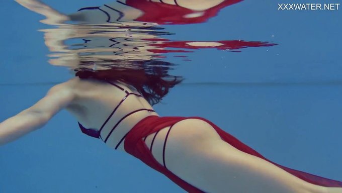 Marfa'Nın Bikini Kaplı Vücudu Sergileniyor