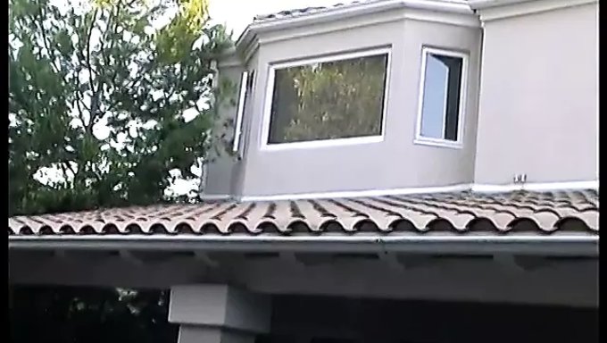 Asyalı Fahişe Iki Büyük Yarak Tarafından Çift Penetrasyona Uğruyor