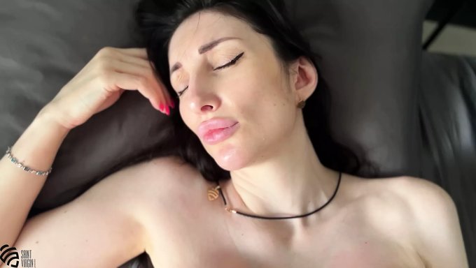 Dövmeli Milf Sabah Sakso Çekiyor Ve Spermleri Yutuyor