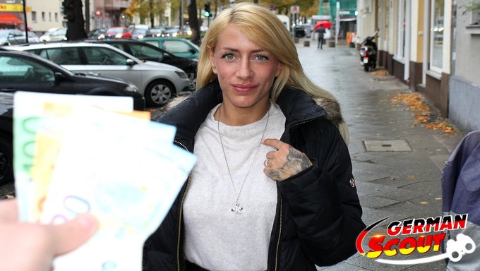 Alman Fitness Kızı Sandy, Büyük Göğüsleri Ve Spor Salonu Seksinden Keyif Alıyor