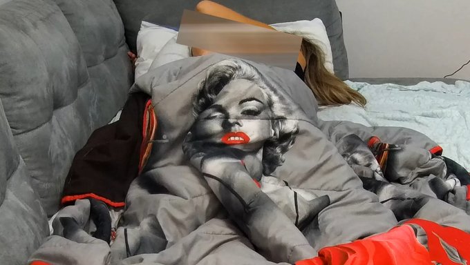 Amatör Kız Bu Videoda El Işi Yapıyor Ve Büyük Bir Yük Alıyor