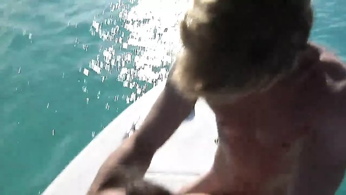Büyük Göğüslü Tori Black, Bir Teknede Büyük Bir Yarrağın Tadını Çıkarıyor