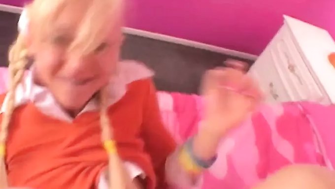 18+ Genç Bebek Leandra James, Arkadan Amını Siktiriyor