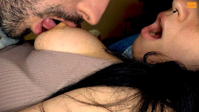 Göğüslü Amatör Yoğun Orgazma Kadar Mastürbasyon Yapıyor