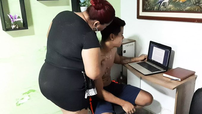 Büyük Doğal Göğüslü Milf Maaş Artışı Için Sikişiyor