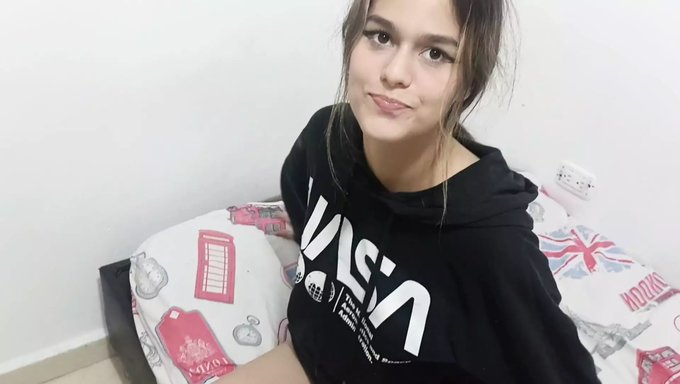 Amatör Kız Kardeş Üvey Erkek Kardeşine Sakso Çekiyor Ve Onu Sikiyor