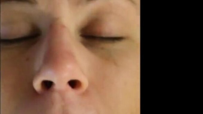 Arkadaşıma Ev Yapımı Bir Videoda Iyi Bir Yüz Bakımı Veriyorum