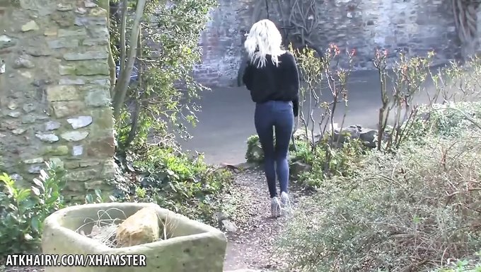 Tüylü Kızlar: Yatak Odasında Islak Ve Vahşi