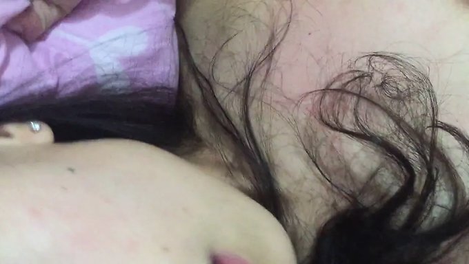 Asyalı Üniversite Öğrencileri Hareketlerini Sergiliyor Ve Kirli Şeyler Yapıyorlar