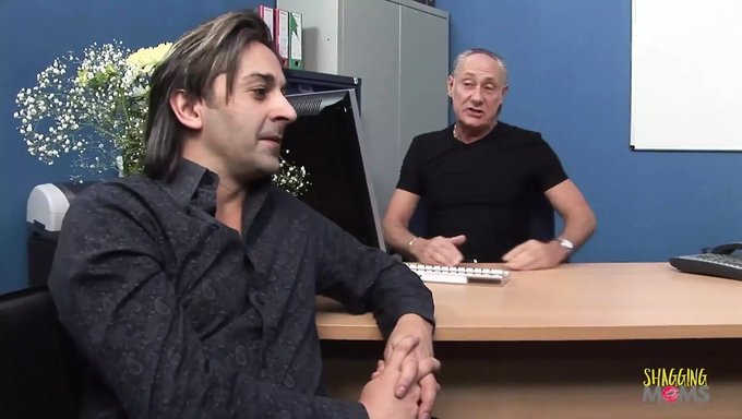 Yaşlı Erkekler Tarafından Becerilen Ve Tokatlanan Yüz, Bebek Gibi Sarışın Bir Kadınla Üçlüde Yer Alıyor