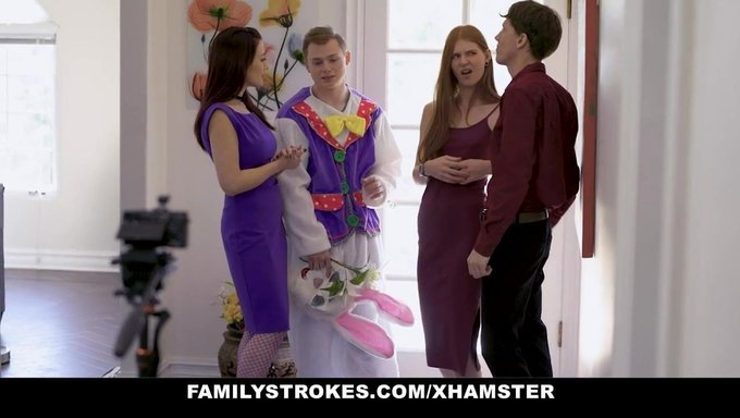 Üvey Kız Kardeş, Üvey Annenin Üçlüde Sikiştiği Yakın Çekimden Zevk Alıyor.