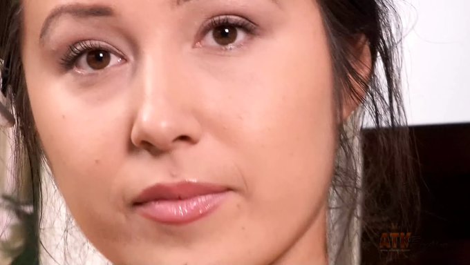 Arzulu Esmer Model Kealoha, Traşlı Ve Kayganlaştırıcı Ile Kaplı Amının Çeşitli Açılarını Solo Mastürbasyon Performansıyla Sergiliyor