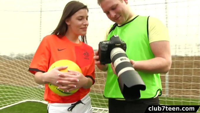 Genç Futbolcu, Açık Havada Ateşli Bir Fotoğrafçıyla Boşalıyor.