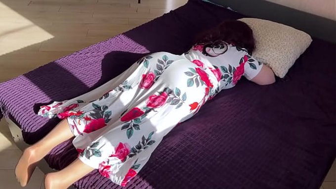 Üvey Anne Dinlenirken Üvey Oğlu Yanına Yaklaştı Ve Ortam Iyice Isındı.