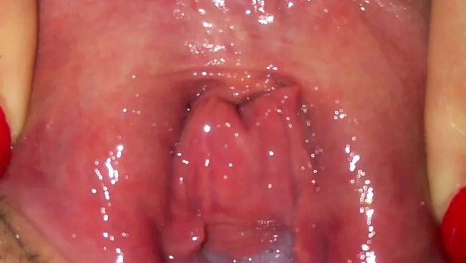 Büyük Kalçalı Kanadalı Genç Ev Yapımı Videoda Emiyor Ve Sikişiyor