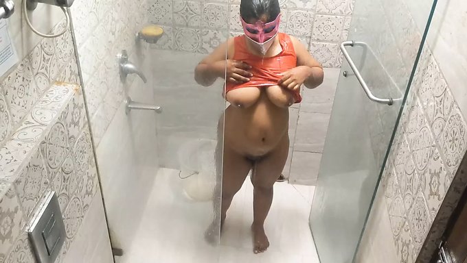 Büyük Doğal Göğüslere Sahip Asyalı Milf, Softcore Bir Videoda