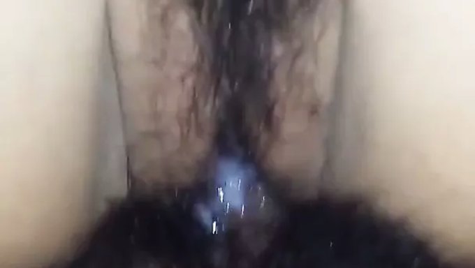 Asyalı Karısı Bu Ev Yapımı Videoda Bir Creampie Alıyor