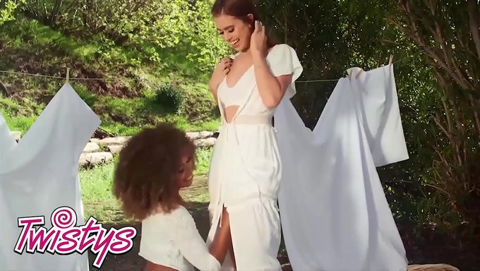 Yuvarlak Popolu Bebekler Jenna Foxx Ve Jill Kassidy Çamaşır Yıkıyor Ve Daha Fazlası
