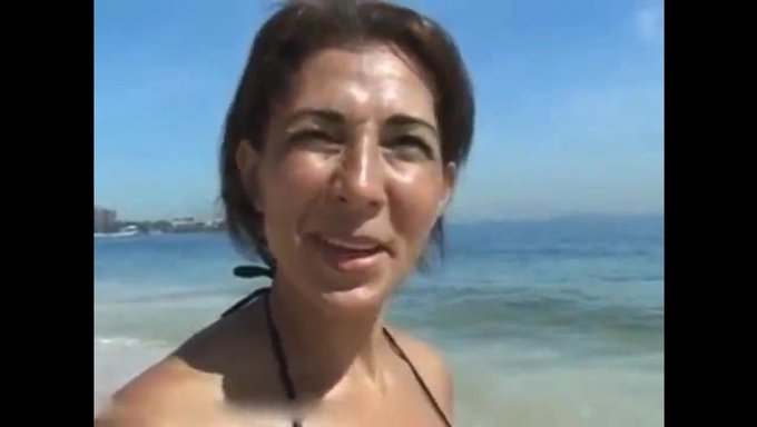 Küçük Göğüslü Milf Güneşte Sikin Tadını Çıkarıyor