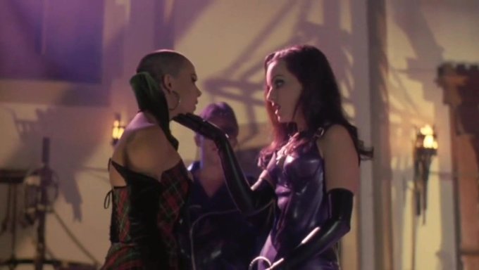 Amy Starr Ve Kiss, Dini Bir Ortamda Oral Seks Ve Hogtying Yapıyorlar