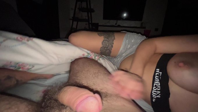 Büyük Doğal Göğüslere Sahip 18+ Genç, Bir Oral Seks Yaptıktan Sonra Içine Boşalma Alıyor