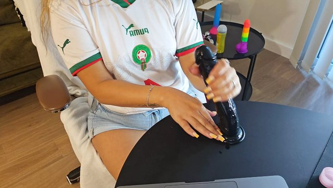 Emiri Jasmine'Nin Sıcak El Işi, Spermlerle Kaplı Bir Ayakla Sonuçlanıyor