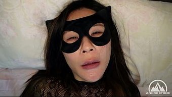 Orospu Asyalı Hotwife, Boğasına Hizmet Ederken Maskenin Arkasına Saklanıyor.