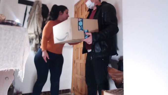 Genç (18+) Yumuşak Bir Oral Deneyimle Sürpriz Yapıyor